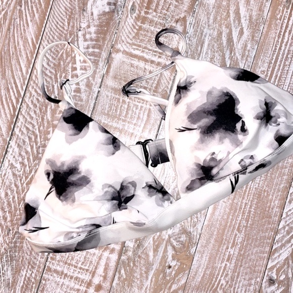 🔥RVCA Fading Petals Triangle Bikini Top🔥~med - Picture 7 of 11